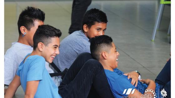 Cuatro jóvenes disfrutando y riéndose 