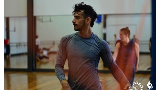 Joven en capacitación de la Escuela de Danza, Teatro y Circo