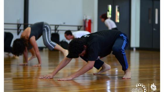 Jóvenes en una capacitación de la Escuela de Danza, Teatro y Circo 