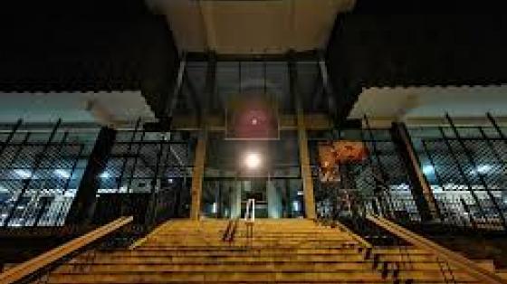 Fotografía nocturna de la fachada de la Biblioteca Nacional