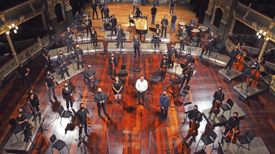 La obra de Rafa Fernández “Eterno femenino”, pintada en el telón de boca, es testigo y escenario del concierto, La obra de Rafa Fernández “Eterno femenino”, pintada en el telón de boca, es testigo y escenario del concierto,