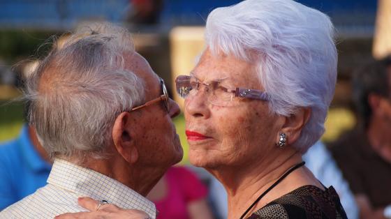 Una señora y un señor adultos mayores bailan