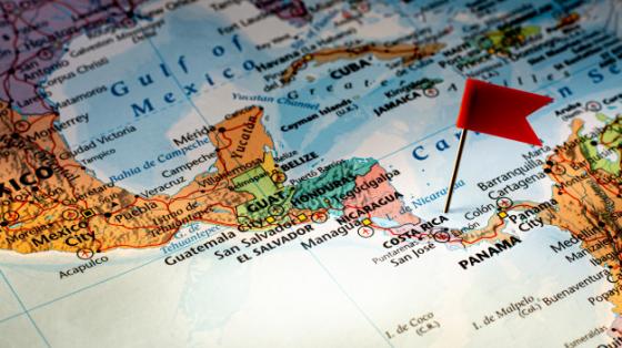 Nuestras culturas indígenas desde una mirada descolonizadora Mapa de Centroamérica, con una banderilla roja señalando la ubicación de Costa Rica