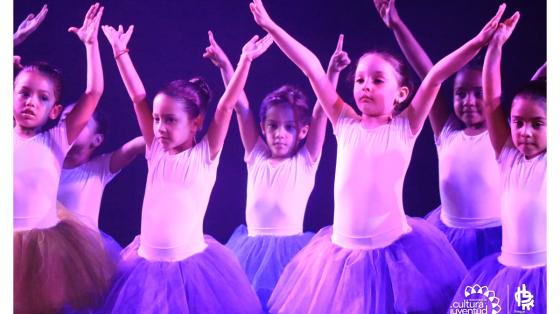 Presentación de ballet de muchas niñas