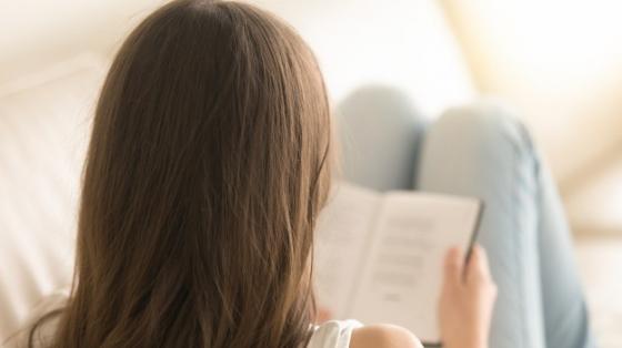 Narratónica Mujer leyendo un libro