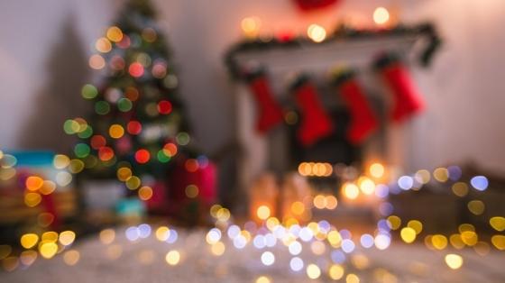 Decoración navideña borrosa, con luces coloridas