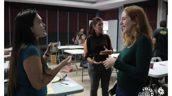 Jóvenes conversando de cómo prepararse para una entrevista laboral