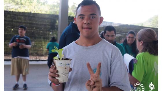 Joven mostrando la matita que él plantó