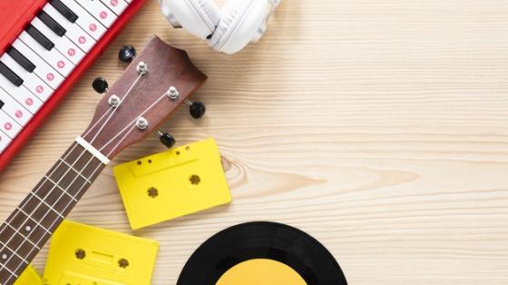 Tres instrumentos musicales sobre  una mesa