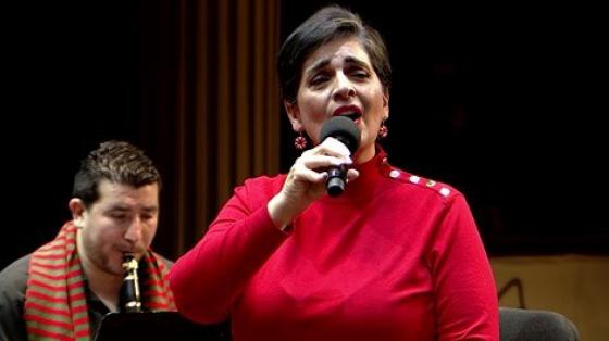Evento virtual: Música del Día del Amor y la Amistad junto a Rocío Campos - Banda de Conciertos de Heredia Rocío Campos cantando con una blusa roja y fondo de teatro