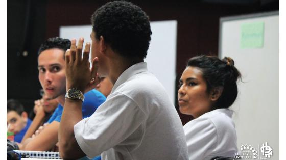 Inscripción a la capacitación virtual "Yo Lidero: Habilidades para la vida y el liderazgo" Tres jóvenes prestando atención a una capacitación