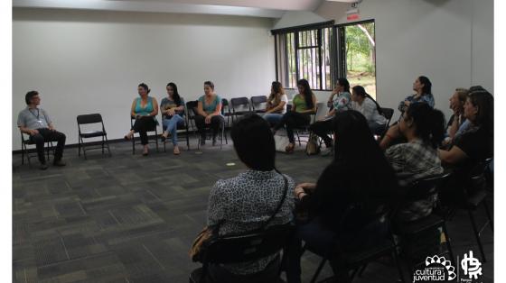 Grupo de personas prestando atención a un charlista