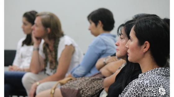Charla Registro de Marca Grupo de personas prestando atención a un charlista
