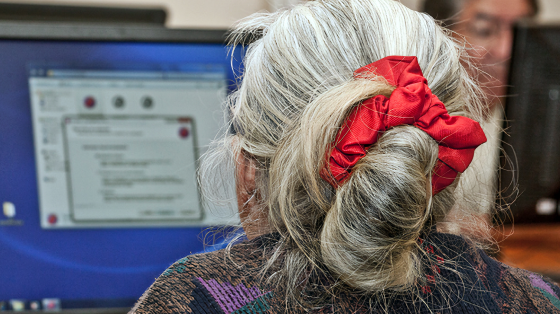 Matricula talleres virtuales primer cuatrimestre de los Centros de cómputo Una persona recibiendo una clase de computación