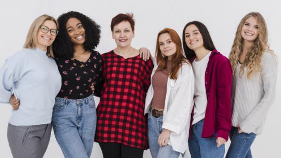 Grupo de mujeres posando juntas