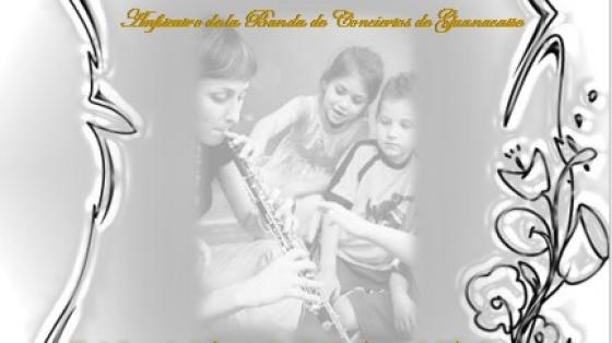 Concierto de música variada a cargo del Ensamble de Maderas - Banda de Conciertos de Guanacaste mujer con niños en fondo gris con el anuncio de la BCG