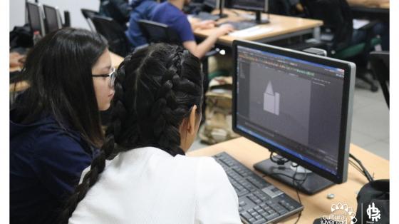 Conversatorio: Seguridad Digital Dos jóvenes frente a una computadora