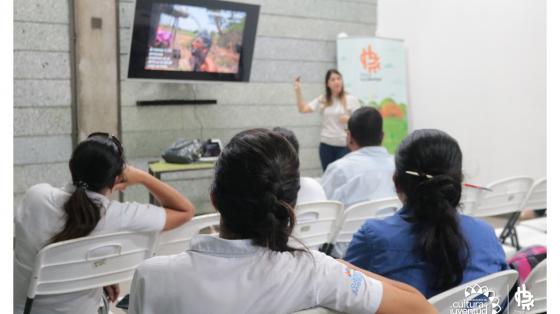 Cine Foro de la película "La Sed del Mundo" de Yann Arthus-Bertrand Personas prestando atención a un documental
