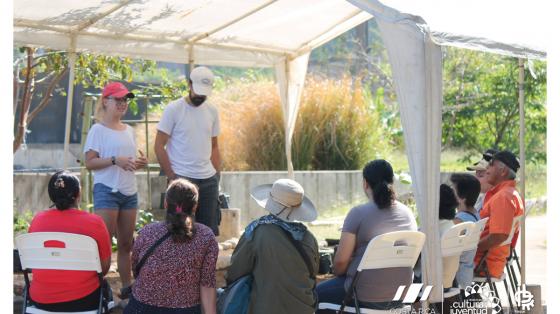 Capacitación Reto Naturalista Urbano Dos personas dando una explicación a un grupo sobre la actividad a realizar