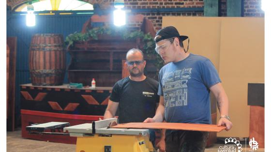 Proceso de selección del Programa Técnico ConstruYO Un joven aprendiendo como hacer escenografías o sets para televisión, teatro y cine