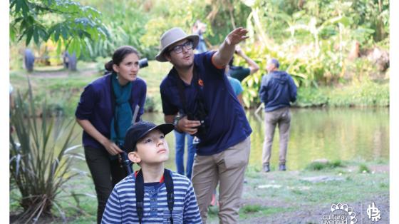 Caminata: Senderos de agua en el Parque Grupo de personas realizando una caminata en las instalaciones del Parque