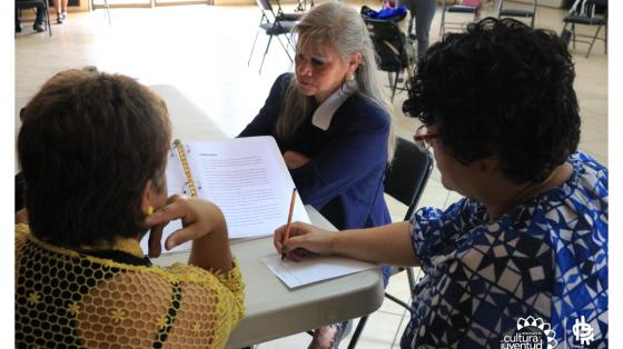 Taller de Branding para emprendimientos Tres personas trabajando en un taller sobre sus emprendimientos