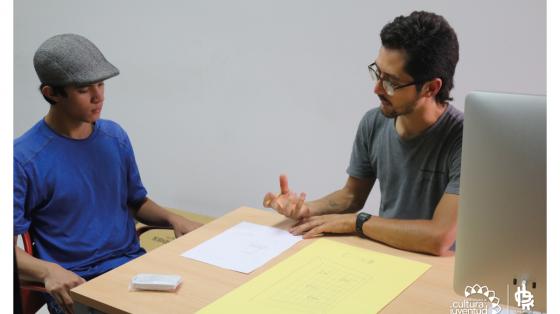 Charla: ¿Cómo atender clientes enojados? Dos personas conversando tratando de llegar a un acuerdo