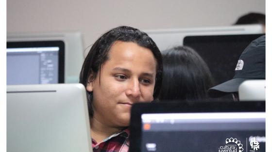 Matrícula Laboratorio creativo para emprendedores Emprendedor prestando atención como se trabaja en un programa