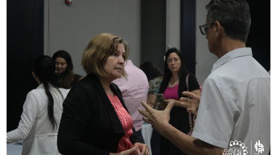 Una señora recibiendo asesoría de un profesional 