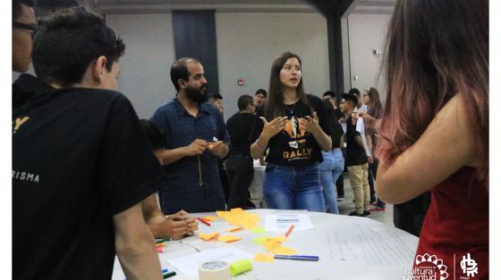 Charla: ¿Cómo establecer mis metas? Grupo de personas conversando y estableciendo metas