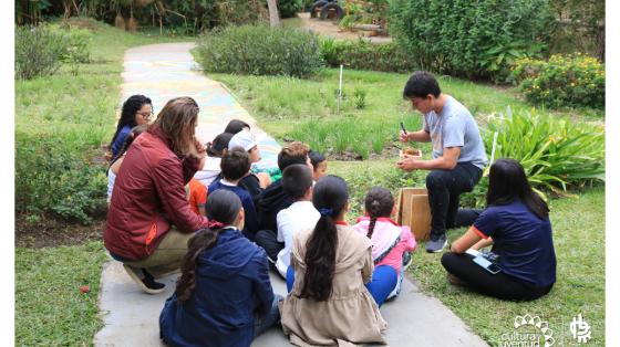 Historias antes del Parque La Libertad Grupo de personas poniendo atención a una explicación
