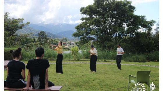 Tarde cultural Tres jóvenes realizando una presentación de danza contemporánea en los jardines de la Escuela de Danza, Teatro y Circo