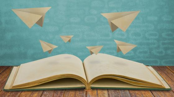 Maratón de cuentos, celebrando el Día Internacional del Libro Libro abierto con aviones de papel.