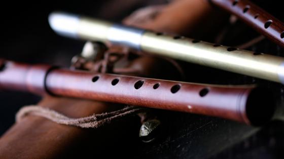 Taller Conociendo los Instrumentos Musicales de nuestros antepasados Tres flautas de madera.