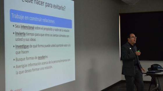 Charla: ¿Cómo atender clientes enojados? Una persona dando una charla de cómo atender a las personas