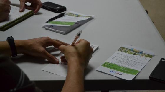 Charla: ¿Cómo establecer mis metas? Una persona acomodando sus ideas en papelitos
