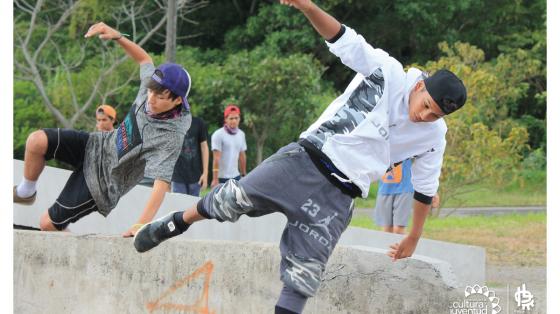 Matricula Parkour Jóvenes haciendo parkour en las instalaciones del Parque