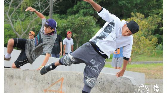 Jóvenes haciendo parkour en las instalaciones del Parque