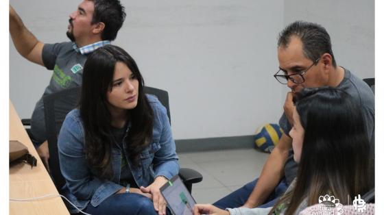 Charla: Preparación para entrevista laboral Tres personas conversando en un taller