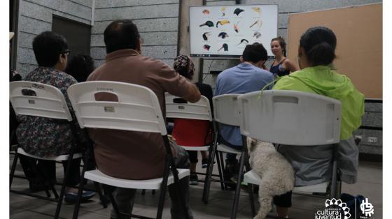 Mapaches, vecinos urbanos: ¿Cómo podemos convivir mejor? personas prestando atención a una charla de distintas especies