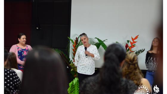 Charla: ¿Cómo hablar en público? Una persona hablando al público