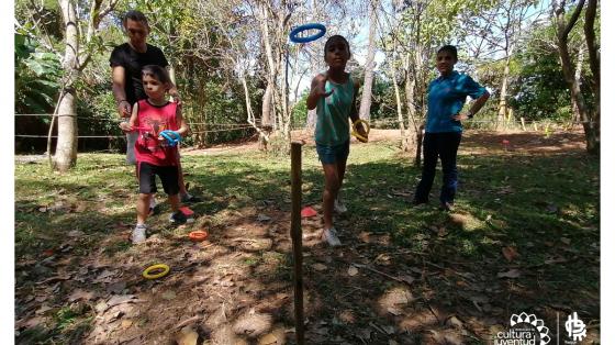 Taller: ¡Jugá al aire libre! Beneficios de divertirse en espacios naturales durante la niñez. Niños jugando al aire libre
