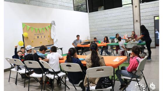 Charla virtual, "Cultura, tradiciones y memes en las aves: el caso del pájaro cuatro ojos" Grupo de niños prestando atención a la charla que se está impartiendo