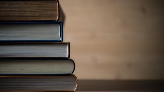 Conversatorio "El liberalismo político en el proceso de la Independencia" con la participación de Vladimir de la Cruz y Constantino Urcuyo Cinco libros apilados uno sobre otro de manera horizontal.