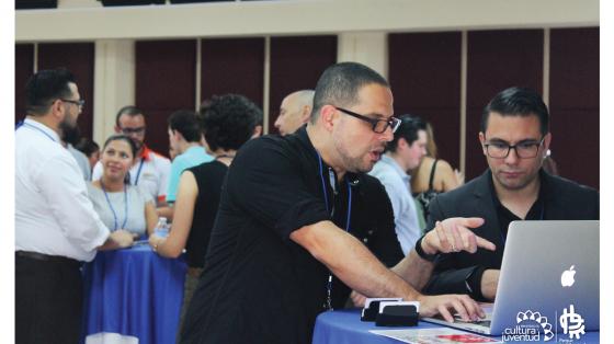 Curso virtual: Preparación para el empleo 45+ Persona recibiendo una capacitación