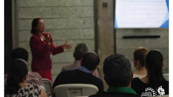 Taller Indicadores básicos de productividad Un expositor explicando a un grupo de personas