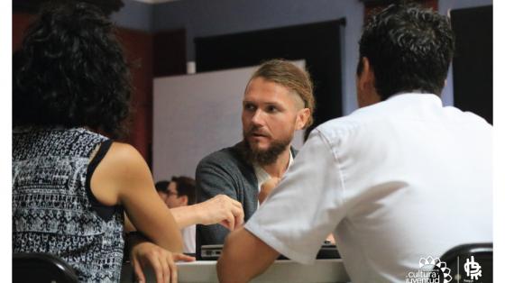 Charla: ¿Cómo atender clientes enojados? Tres personas conversando