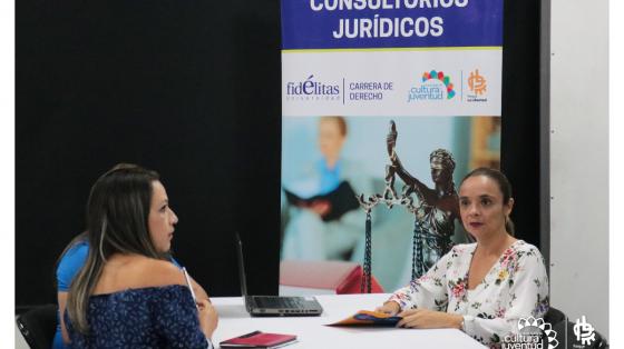 Sesión virtual: Consultorios Jurídicos Abogada brindándole atención jurídica a dos personas