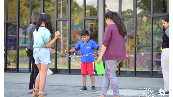 Niños disfrutando los talleres de vacaciones