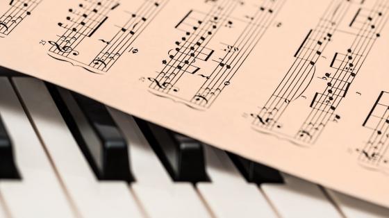 Partitura musical sobre un piano. 